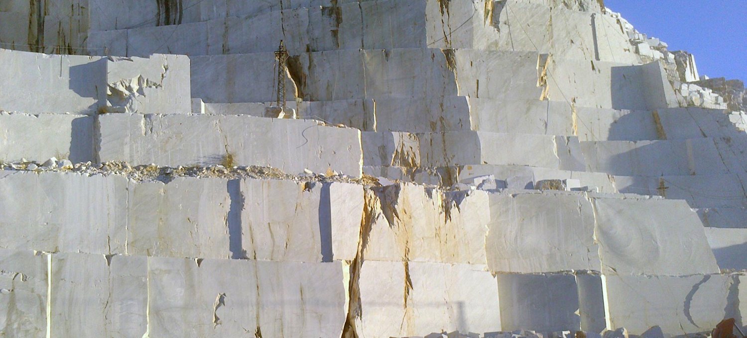 Les carrières apuanes et le dépôt · Photo des archives Marmi di Carrara
