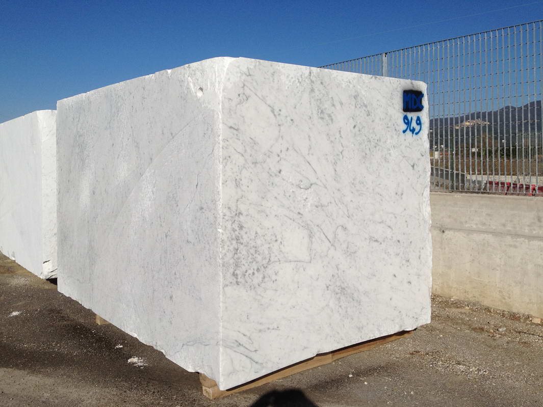 Du bloc à la tranche · Photo des archives Marmi di Carrara
