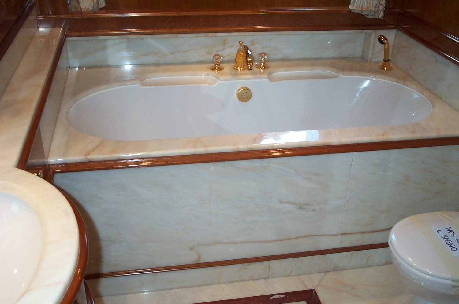تجهيزات رخامية داخلية لليخوت · صورة من أرشيف مارمي دي كارارا
