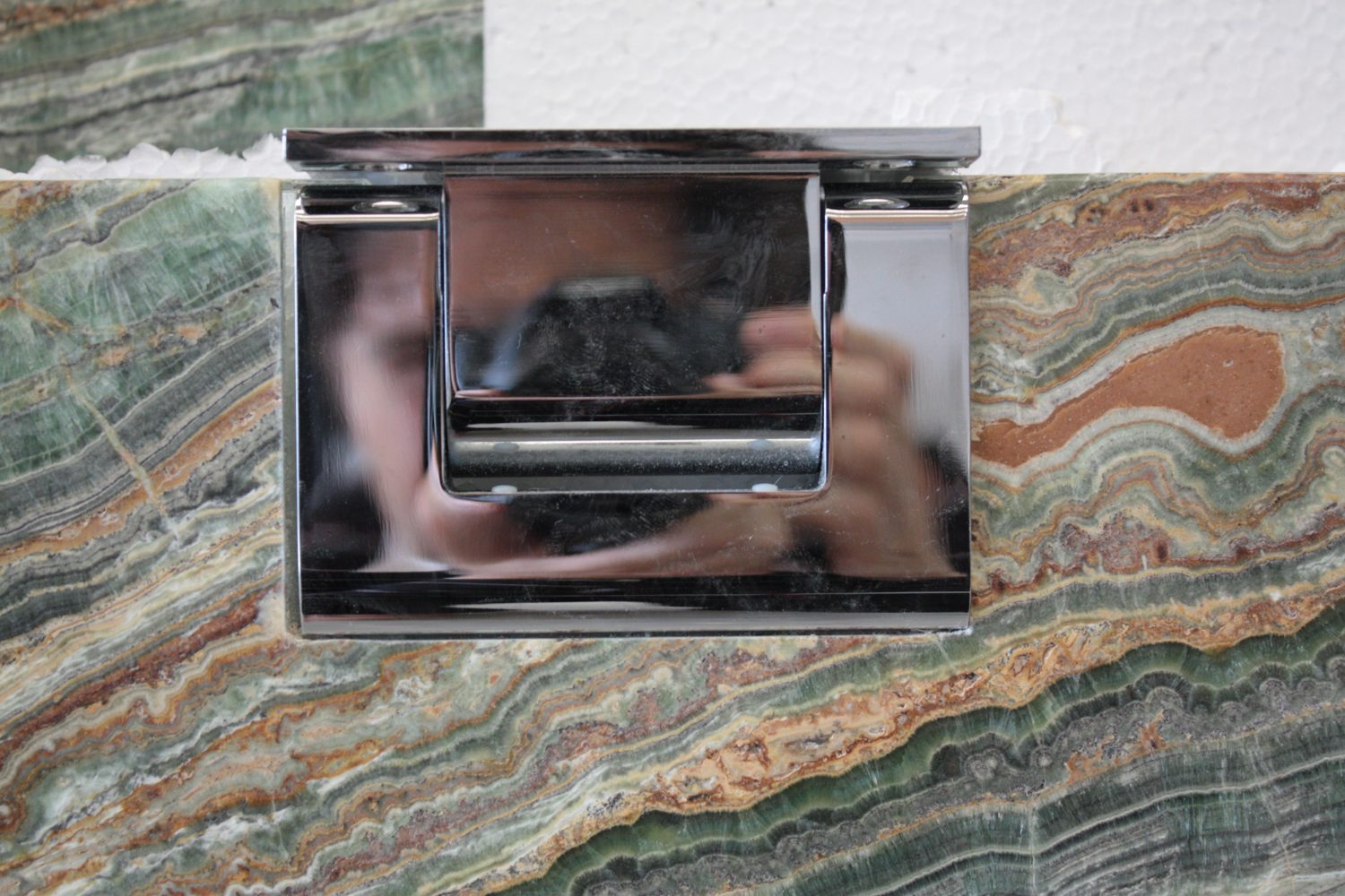 Onice e marmo retroilluminati su vetro · Fotografia dall’archivio Marmi di Carrara