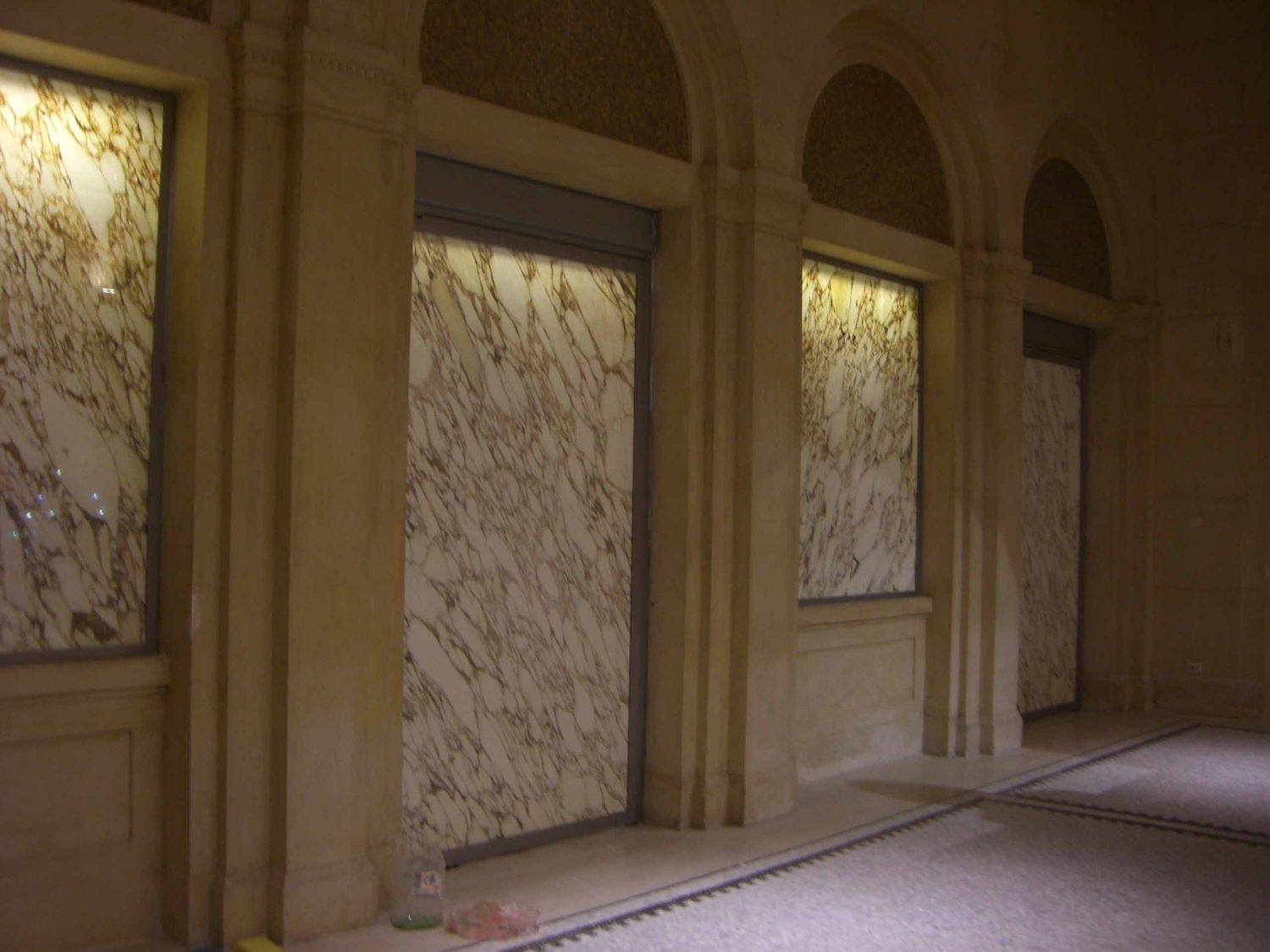Revêtements en onyx à Tripoli · Photo des archives Marmi di Carrara