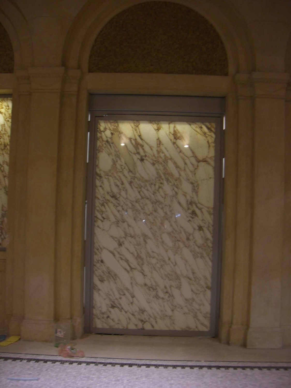 Revêtements en onyx à Tripoli · Photo des archives Marmi di Carrara