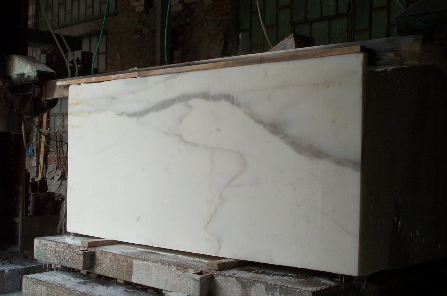 Piani cucina in marmo per una residenza a Milano · Fotografia dall’archivio Marmi di Carrara