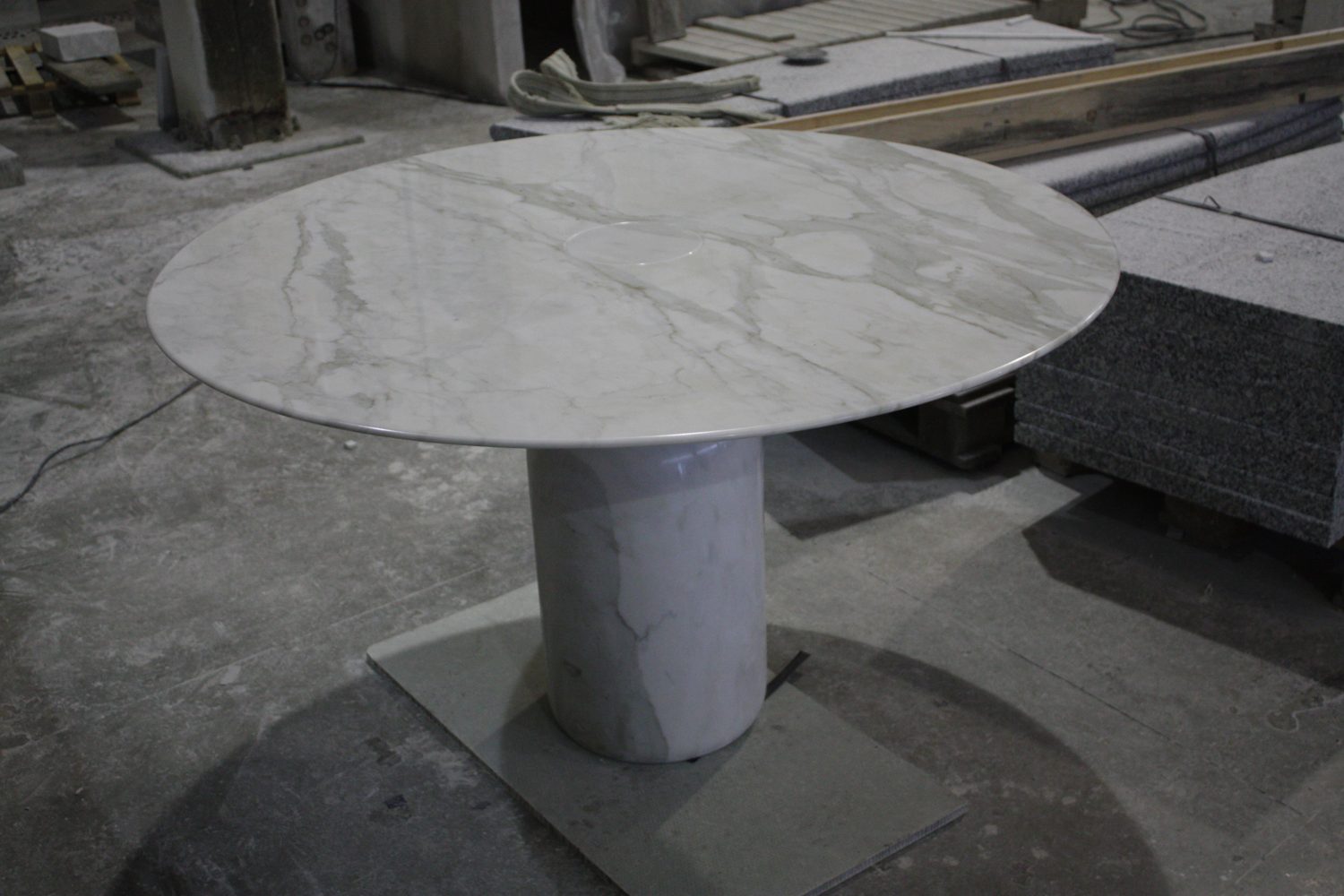 Tavoli in marmo · Fotografia dall’archivio Marmi di Carrara