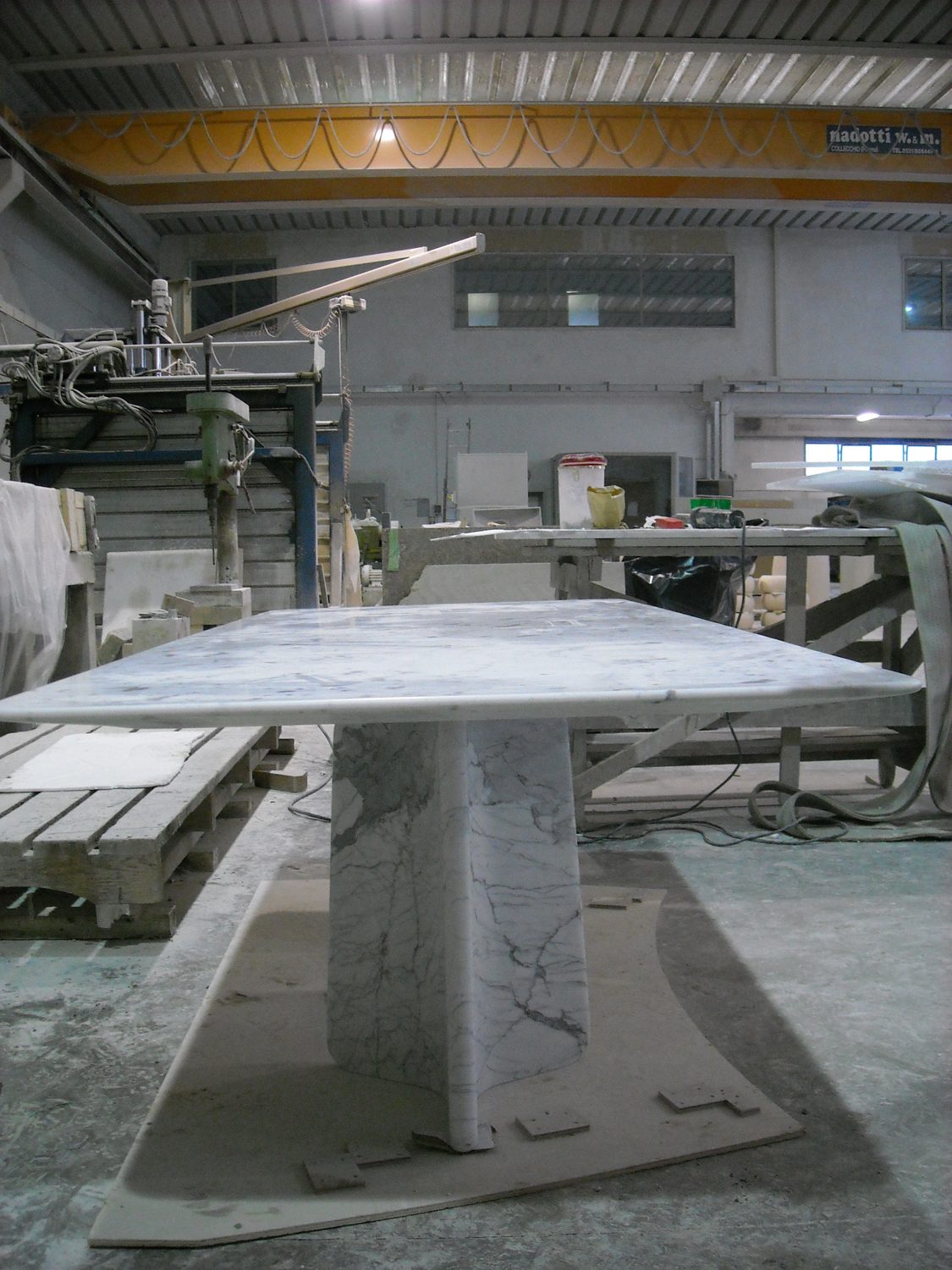Tavoli in marmo · Fotografia dall’archivio Marmi di Carrara
